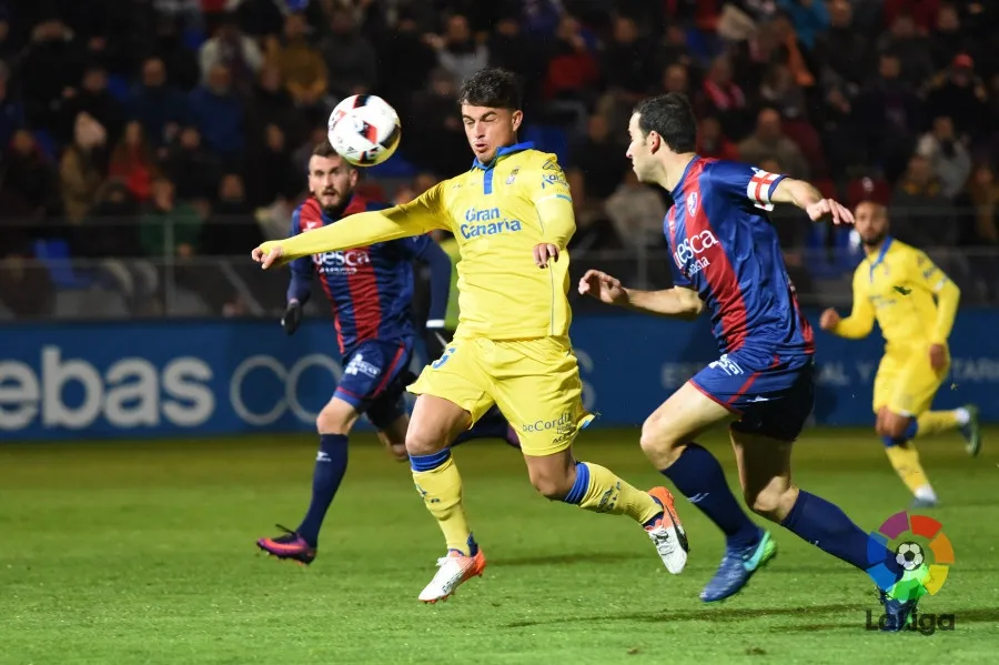 Asdrúbal Padrón se lleva un balón / LaLiga