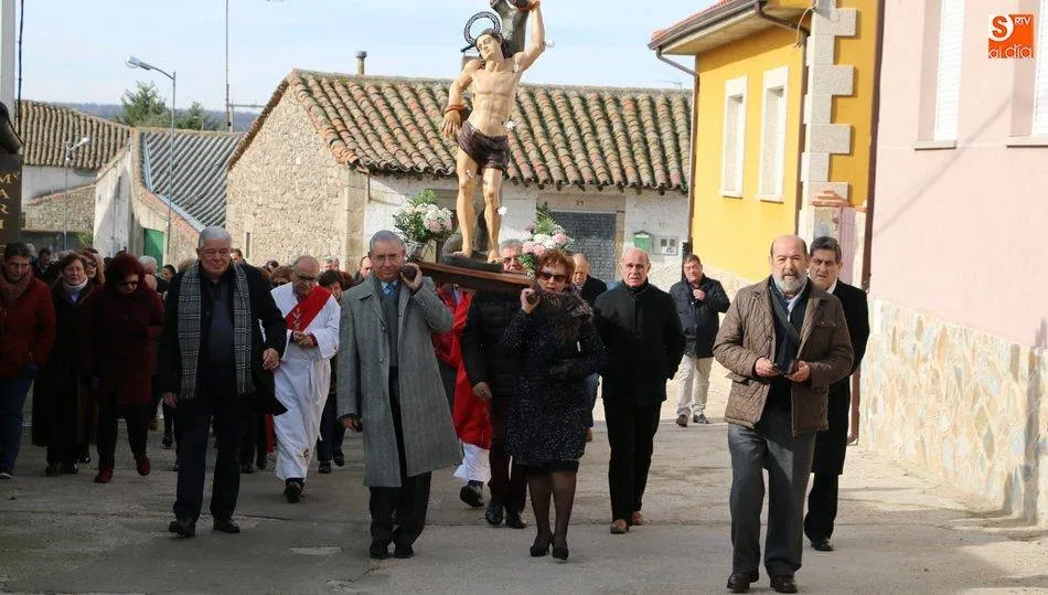 Los vecinos de Cipérez volverán a acompañar en procesión a San Sebastián por las calles de la localidad / Archivo