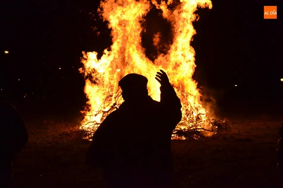 Buen ambiente con animación musical espontánea en la segunda hoguera de San Antón  