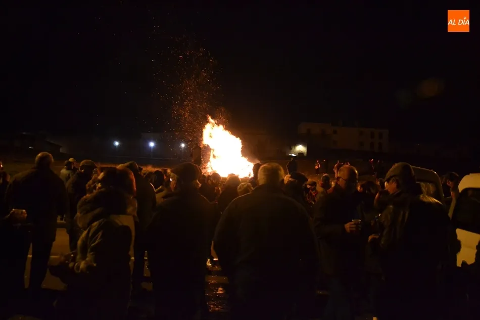 Foto 6 - Buen ambiente con animaci&oacute;n musical espont&aacute;nea en la segunda hoguera de San Ant&oacute;n  