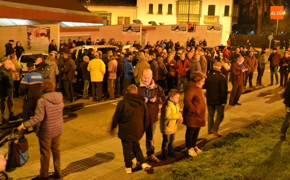 Foto 11 - Buen ambiente con animaci&oacute;n musical espont&aacute;nea en la segunda hoguera de San Ant&oacute;n  