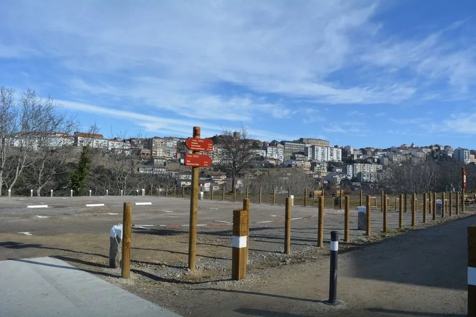 Foto 2 - El alcalde inaugura un nuevo aparcamiento junto a la V&iacute;a Verde  