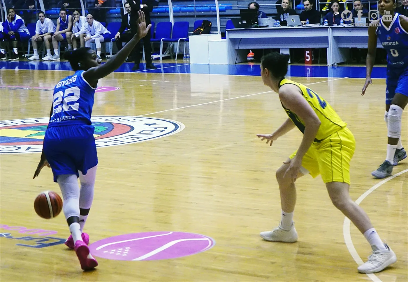 Givens. durante una posesión / Perfumerías Avenida