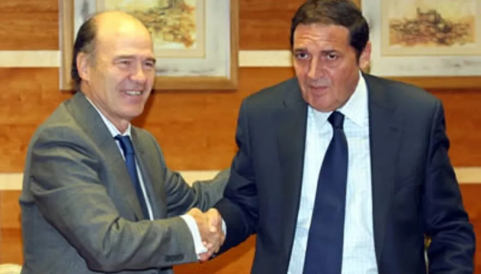 José Luis Díaz Villarig, presidente del Colegio de Médicos de Castilla y León, a la izquierda