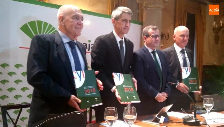 El director general  de Secretaría General y Técnica de Unicaja Banco, y presidente de Analistas Económicos de Andalucía, José Manuel Domínguez; el director general de Organización, Operaciones y Servicios de Unicaja Banco, José María de la Vega; el direc