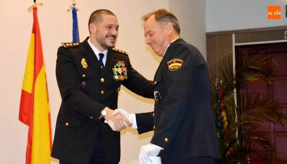 El comisario de la Policía Nacional de Salamanca, Luis Esteban Lazaún, entrega una de las condecoraciones. Foto de Lydia González