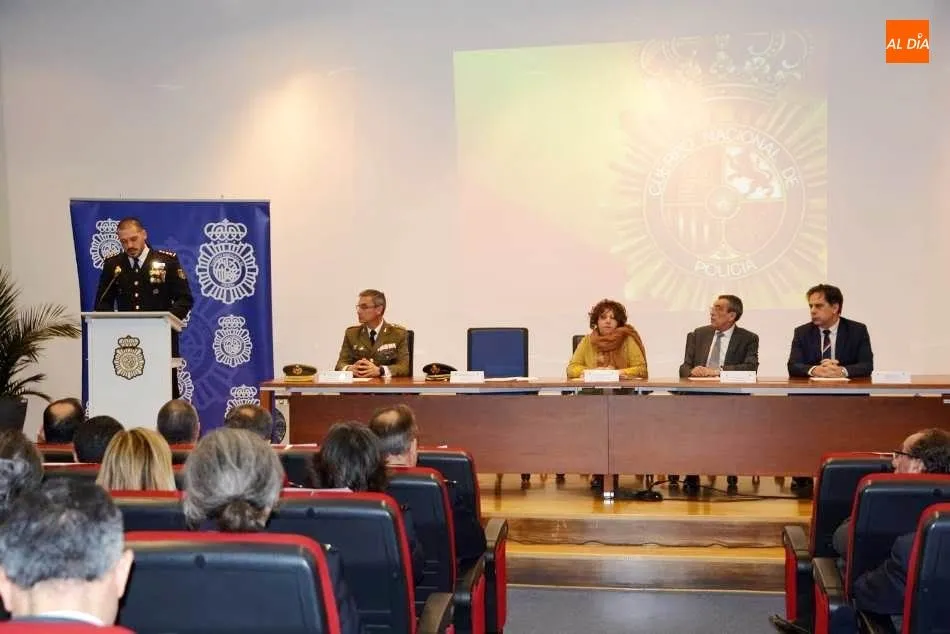 Foto 6 - La Polic&iacute;a Nacional concede 13 condecoraciones al M&eacute;rito y Dedicaci&oacute;n