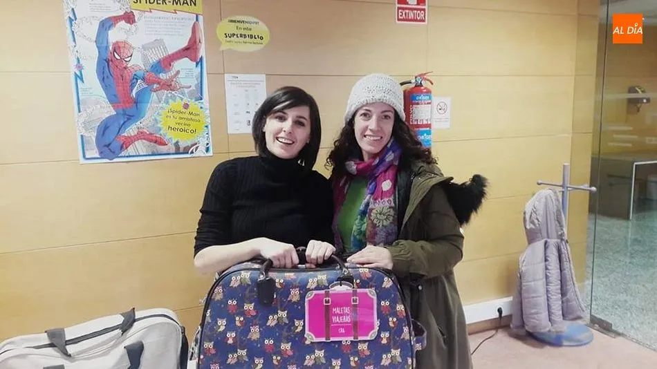 María Isabel Hernández, profesora del CEIP Los Neveros, recibe la Maleta Viajera en la Biblioteca David Hernández