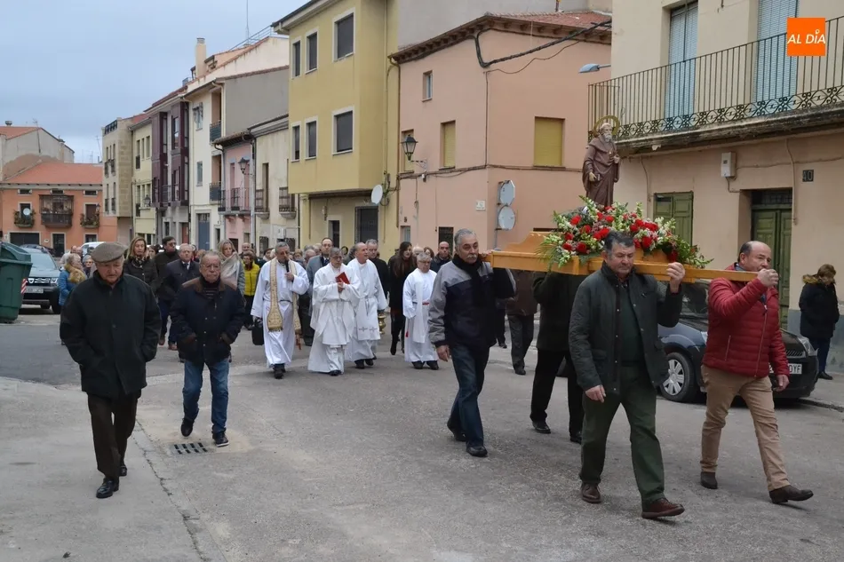 Foto 10 - San Ant&oacute;n bendice en San Andr&eacute;s a seis perros antes de procesionar por las calles del barrio  