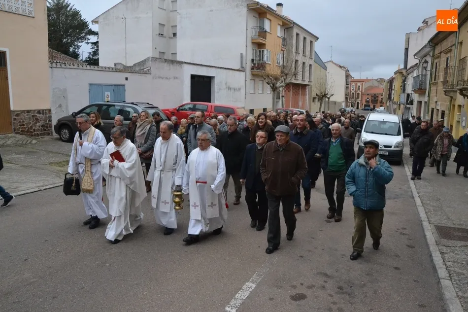 Foto 3 - San Ant&oacute;n bendice en San Andr&eacute;s a seis perros antes de procesionar por las calles del barrio  
