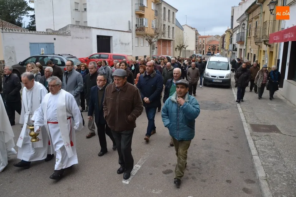 Foto 2 - San Ant&oacute;n bendice en San Andr&eacute;s a seis perros antes de procesionar por las calles del barrio  