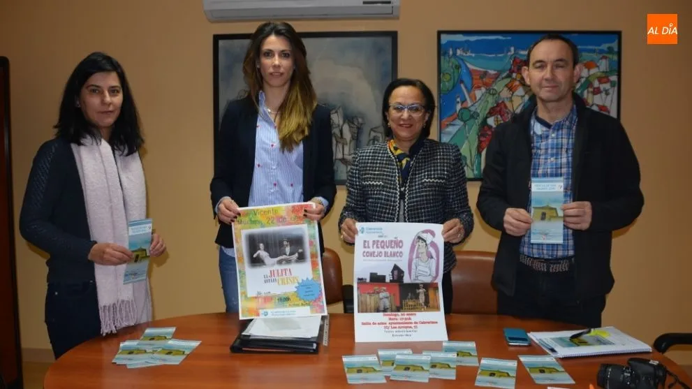 La alcaldesa, en el centro, junto a la concejala y los técnicos de Cultura, en la presentación del programa festivo / Foto: Lydia González