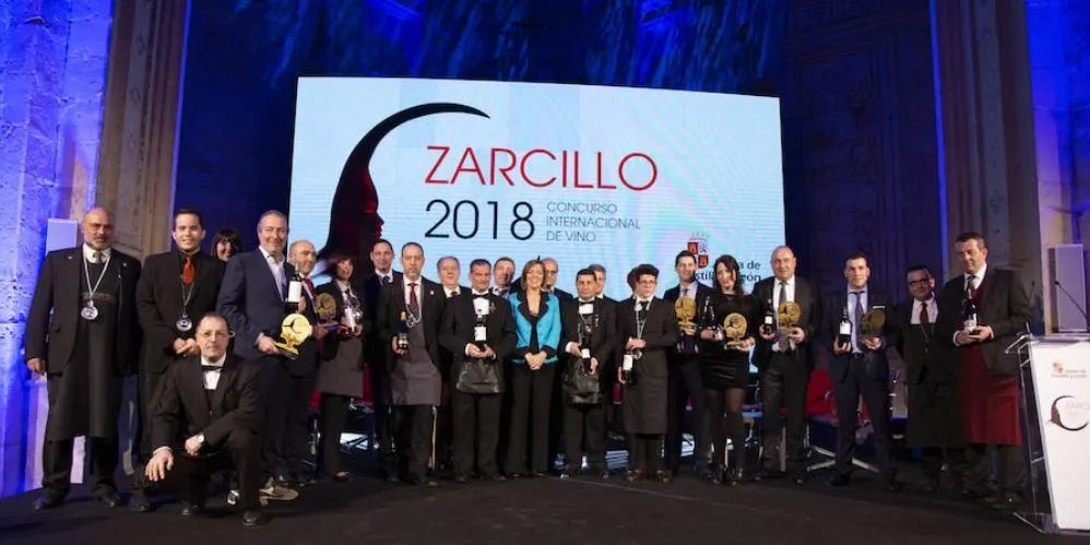 Los premiados posan con la consejera, Milagros Marcos / EL NORTE