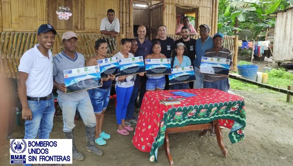 Familas ecuatorianas acompañadas de los bomberos del parque de Béjar