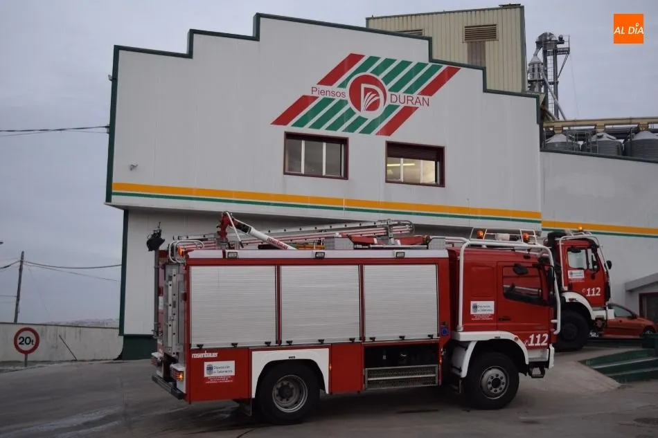 Foto 3 - Susto en Alba de Tormes por el incendio en la nave de una empresa de piensos