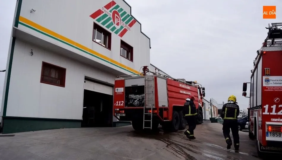 Dos camiones de Bomberos de la Diputación de Salamanca acudían a Alba de Tormes. Foto de Pedro Zaballos