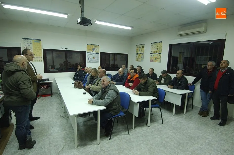 Industriales mirobrigenses prestan atención a las promesas de Marcos Iglesias/ Foto: Adrián Martín