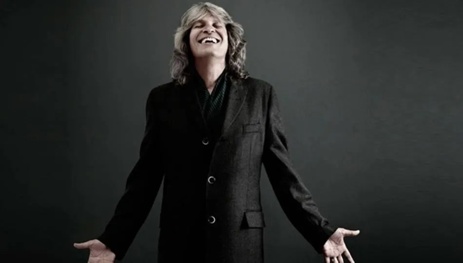 Con 19 álbumes publicados desde su debut en 1968, José Mercé ha mantenido la esencia pura del cante y la ha mezclado con versiones flamencas de otros artistas