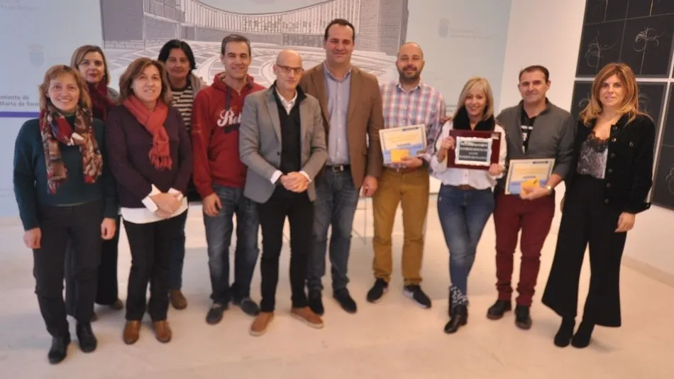 El alcalde, David Mingo, en el centro, junto a los premiados