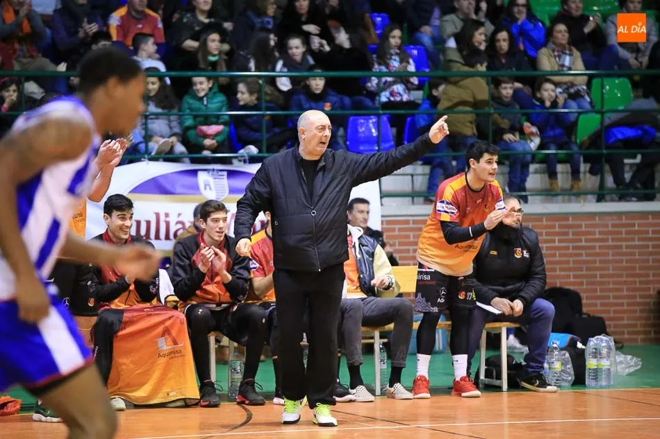 Isidro Álvarez da instrucciones a sus jugadores