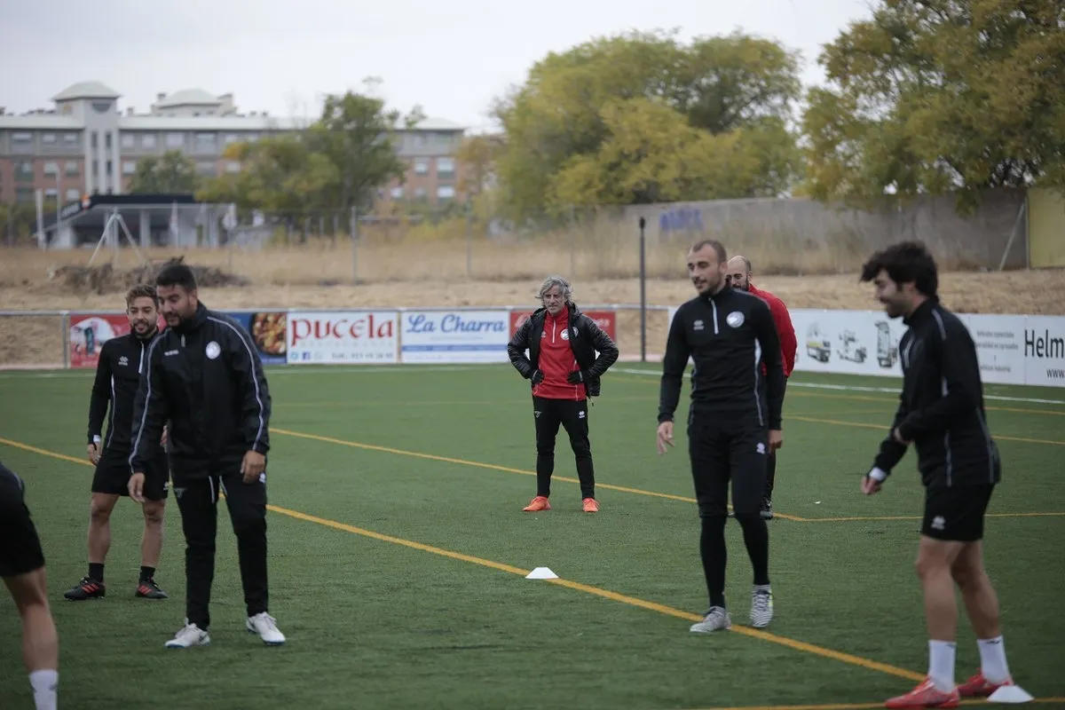 Roberto Aguirre observa un entrenamiento. Imagen: Twitter Unionistas
