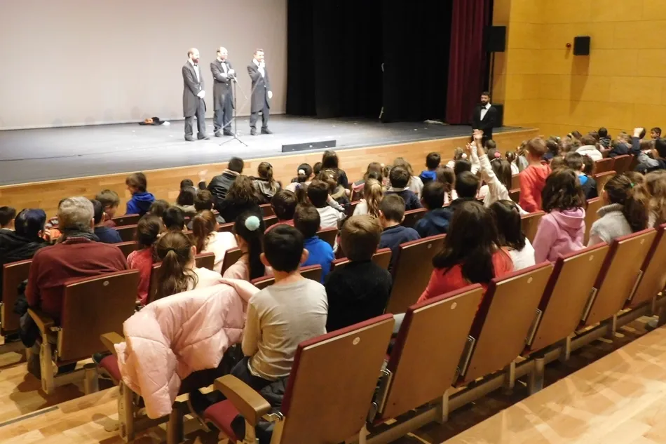 Foto 2 - Los alumnos de Primaria de Villares de la Reina descubren las aventuras de &lsquo;El Mundo Lirondo&rsquo;