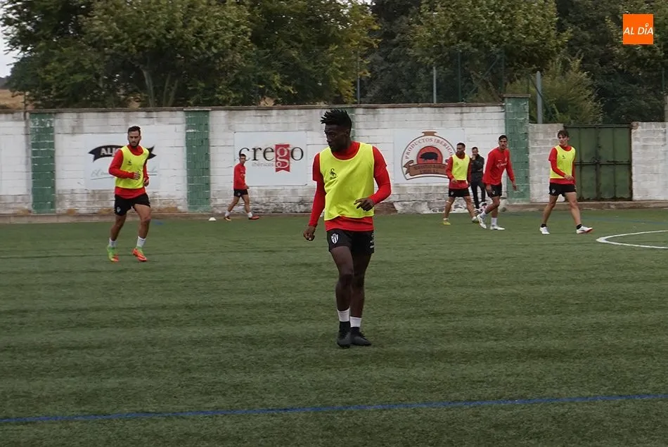 James Davis durante un entrenamiento en el Municipal de Guijuelo