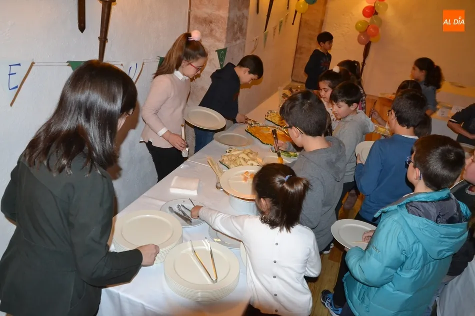 Foto 3 - Los ni&ntilde;os mirobrigenses muestran en el Parador su pasi&oacute;n por la cocina  