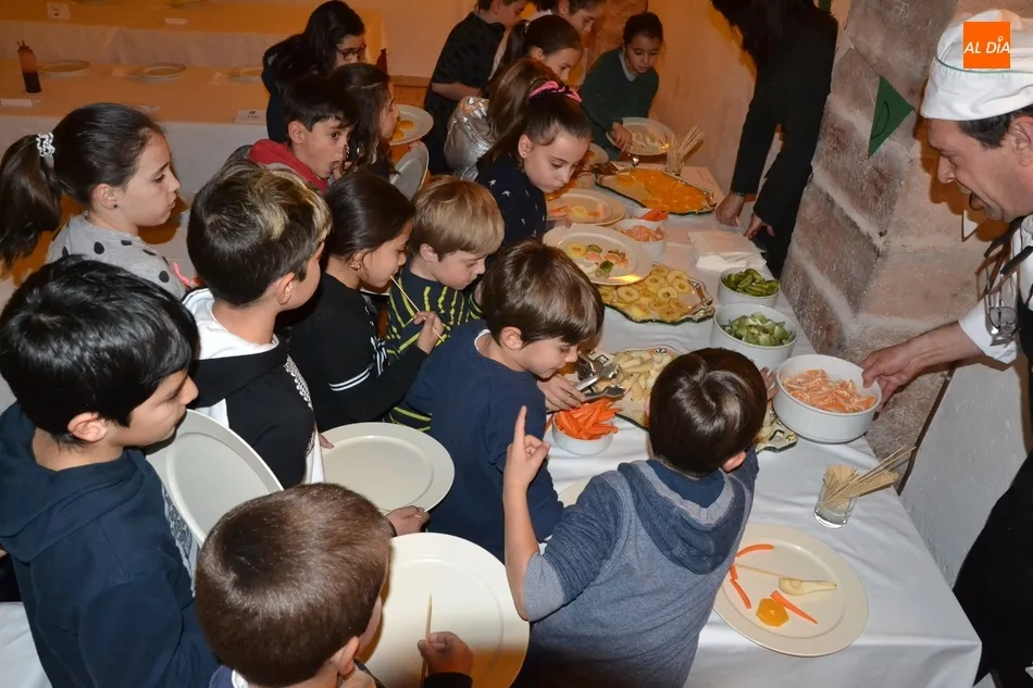 Foto 2 - Los ni&ntilde;os mirobrigenses muestran en el Parador su pasi&oacute;n por la cocina  