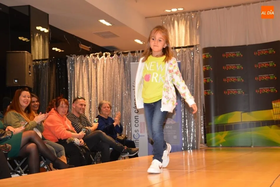 Pequedesfile solidario a favor de Pyfano. Foto: Lydia González