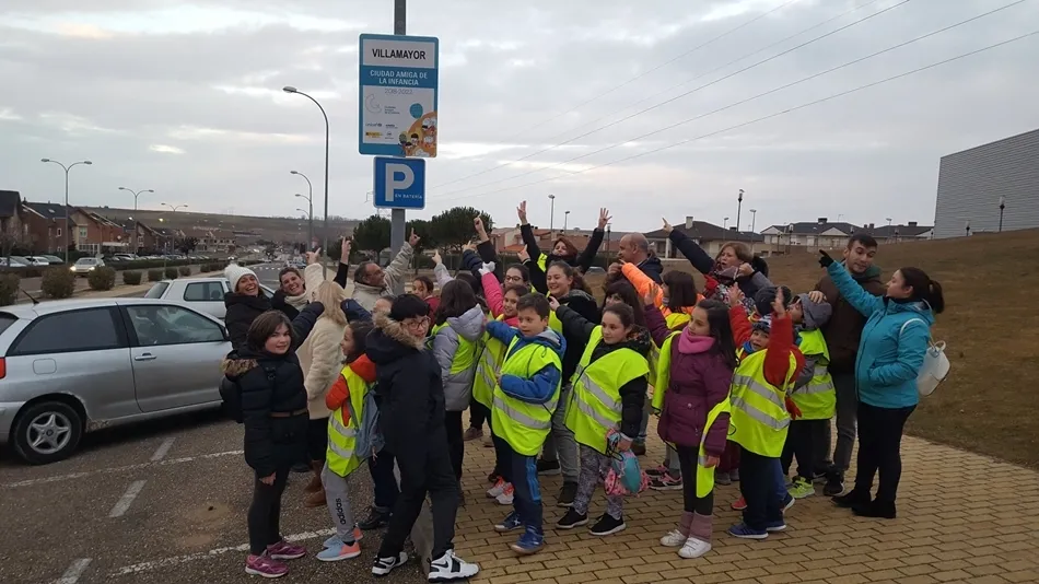 Foto 2 - Los ni&ntilde;os inauguran las nuevas placas de Villamayor Ciudad Amiga de la Infancia