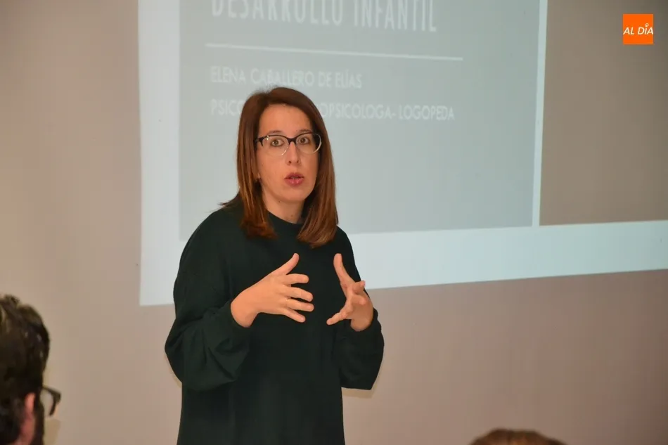 Foto 2 - Elena Caballero imparte la primera sesi&oacute;n del a&ntilde;o de la Escuela de Padres y Madres  