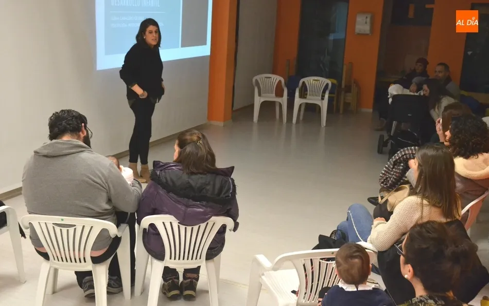 Foto 3 - Elena Caballero imparte la primera sesi&oacute;n del a&ntilde;o de la Escuela de Padres y Madres  