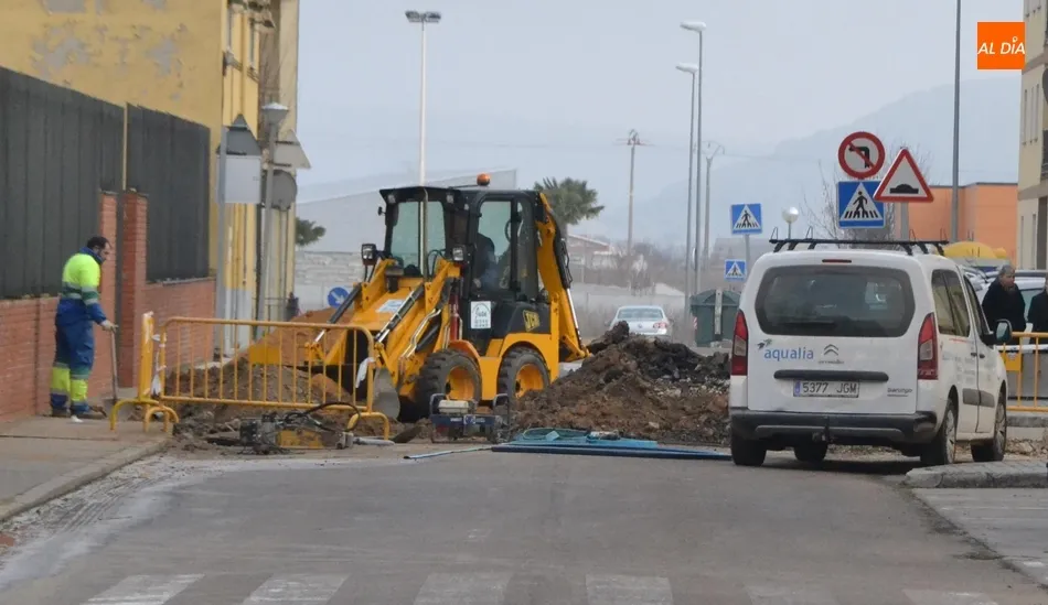 Foto 2 - El Paseo de Carmelitas permanece cortado al tr&aacute;fico tras una aver&iacute;a en las tuber&iacute;as  