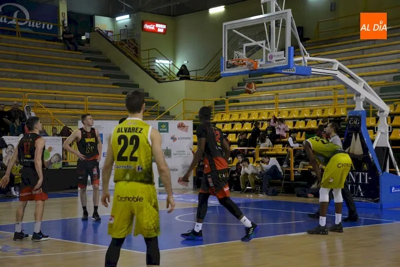 Foto 7 - La Antigua CB Tormes tira de oficio para derrotar al &Oacute;bila Basket (79-67)
