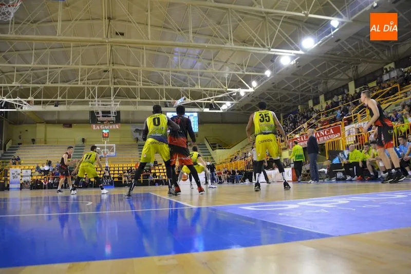Foto 6 - La Antigua CB Tormes tira de oficio para derrotar al &Oacute;bila Basket (79-67)
