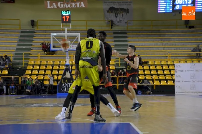 Foto 5 - La Antigua CB Tormes tira de oficio para derrotar al &Oacute;bila Basket (79-67)
