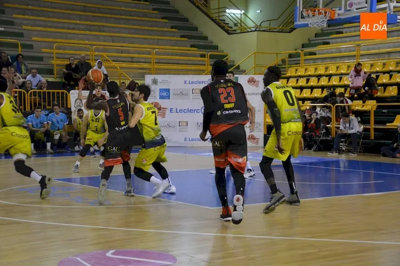 Foto 4 - La Antigua CB Tormes tira de oficio para derrotar al &Oacute;bila Basket (79-67)