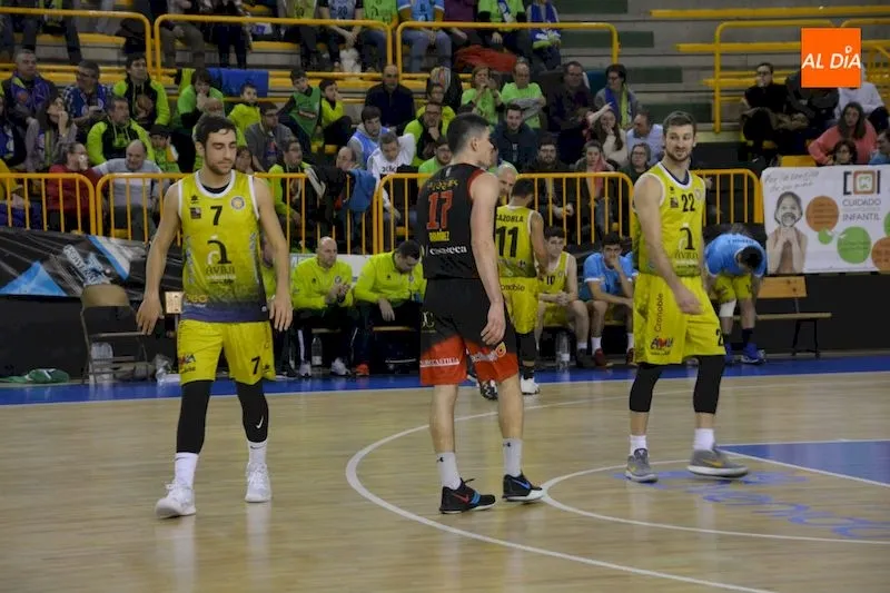 Foto 3 - La Antigua CB Tormes tira de oficio para derrotar al &Oacute;bila Basket (79-67)