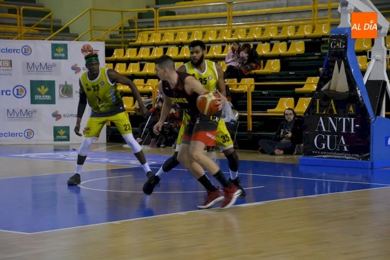 Foto 2 - La Antigua CB Tormes tira de oficio para derrotar al &Oacute;bila Basket (79-67)