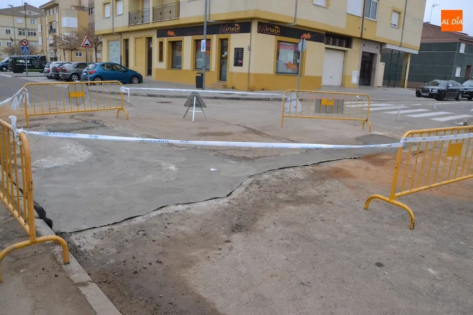 Foto 7 - El Paseo de Carmelitas permanece cortado al tr&aacute;fico tras una aver&iacute;a en las tuber&iacute;as  