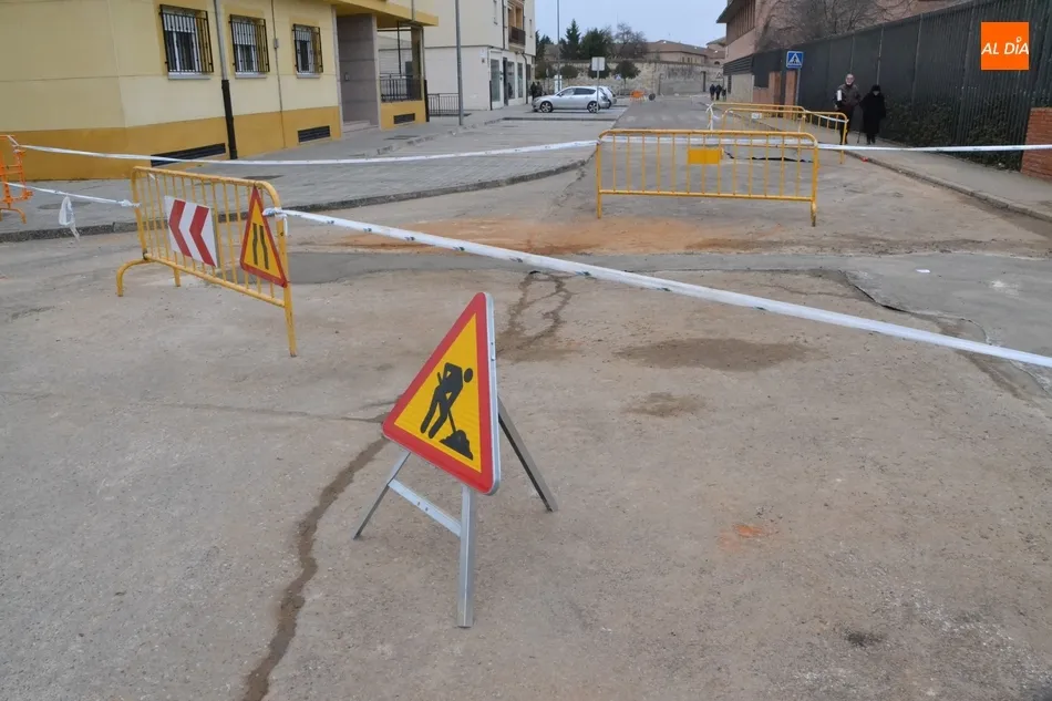 Foto 6 - El Paseo de Carmelitas permanece cortado al tr&aacute;fico tras una aver&iacute;a en las tuber&iacute;as  