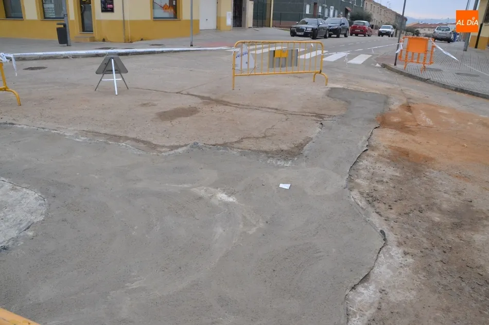 Foto 4 - El Paseo de Carmelitas permanece cortado al tr&aacute;fico tras una aver&iacute;a en las tuber&iacute;as  