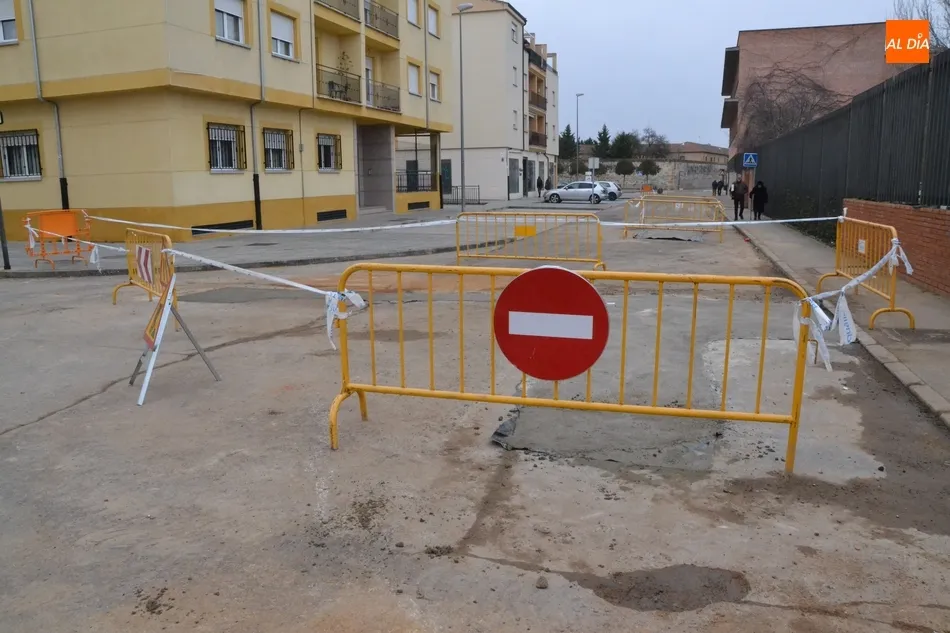 Foto 3 - El Paseo de Carmelitas permanece cortado al tr&aacute;fico tras una aver&iacute;a en las tuber&iacute;as  