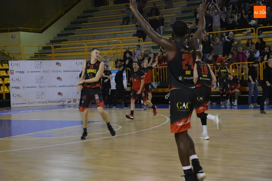 Foto 11 - La Antigua CB Tormes tira de oficio para derrotar al &Oacute;bila Basket (79-67)