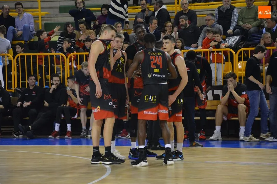Foto 9 - La Antigua CB Tormes tira de oficio para derrotar al &Oacute;bila Basket (79-67)