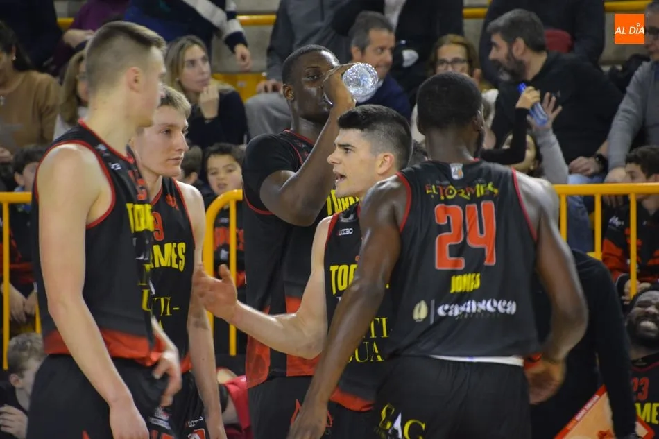 Foto 8 - La Antigua CB Tormes tira de oficio para derrotar al &Oacute;bila Basket (79-67)