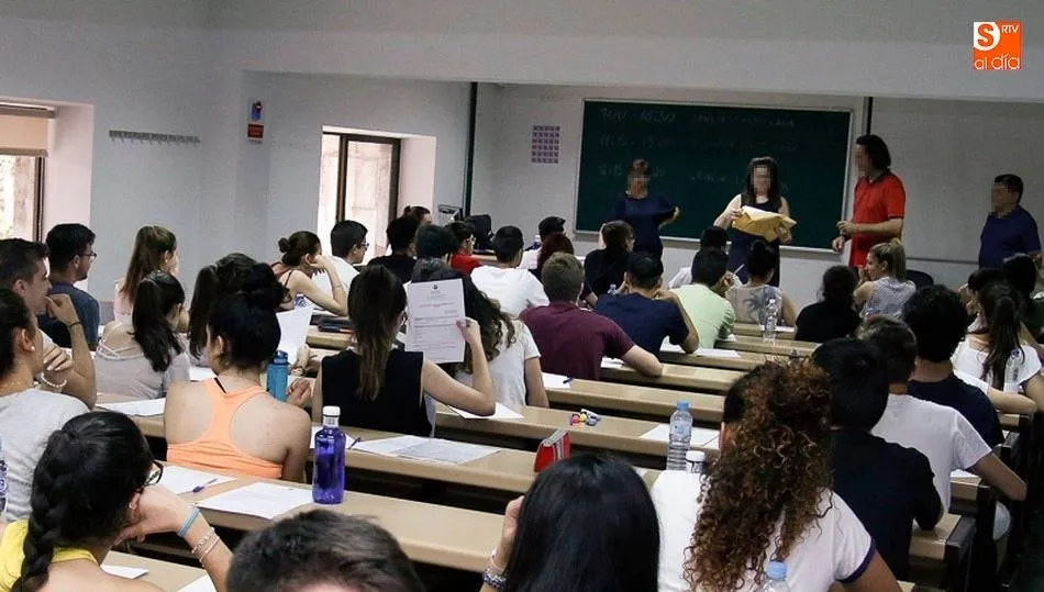 Jóvenes universitarios atienden en una clase