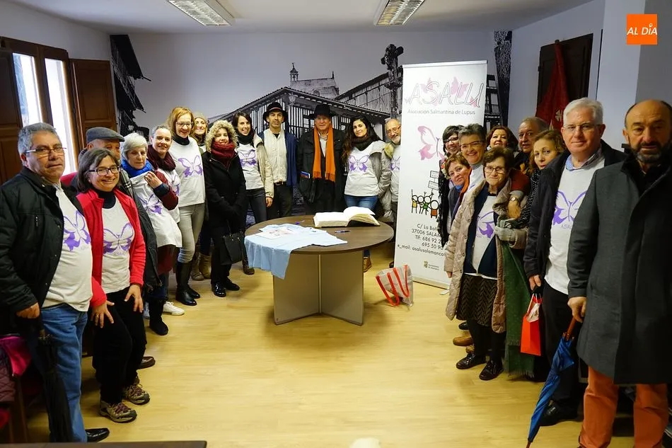 Joaquín Araujo, padrino de la rifa, y Miguel Ángel Luengo, alcalde de La Alberca, junto a la Asociación Salmantina de Lupus