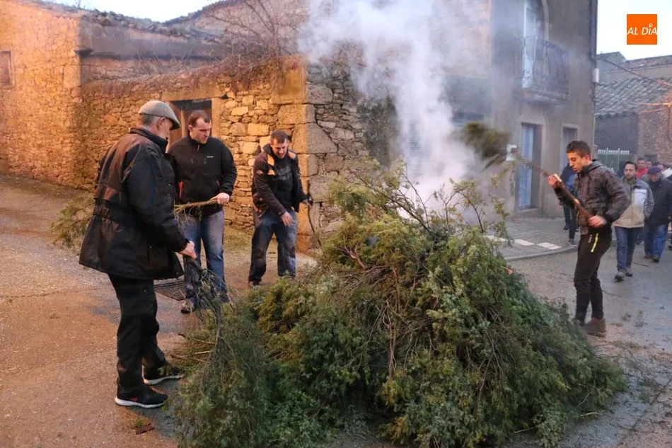 Foto 9 - San Sebasti&aacute;n purifica Sobradillo con el humo de las hogueras de &lsquo;j&uacute;mbrios&rsquo;  